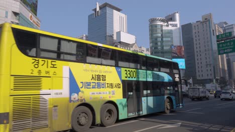 Geschäftsviertel-In-Der-Nähe-Der-Gangnam-Station-Mit-Blick-Auf-Den-Glasturm,-Den-Iz-Tower-Und-Den-Medi-Tower-An-Der-Gangnam-Station-In-Seoul,-Korea