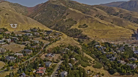Salt-Lake-City-Utah-Aerial-V64-Low-Level-Flyover-Federal-Heights-Hillside-Nachbarschaft-Mit-Wunderschöner-Berglandschaft-Und-Icnoic-Block-U-Auf-Dem-Mount-Van-Cott-–-Aufgenommen-Mit-Inspire-2,-X7-Kamera-–-Oktober-2021