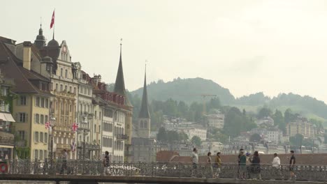 Rathaussteg-pedestrian-bridge-crossing-river-Reuss-in-Lucerne,-Switzerland