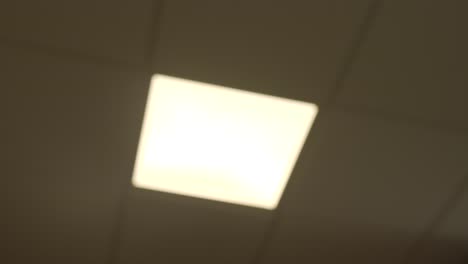 Modernes-LED-Panel,-Das-Hell-An-Der-Decke-Leuchtet,-Defokussierte-Nahaufnahme