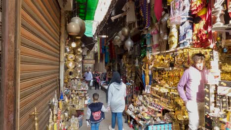Traditional-local-handicraft-in-Egyptian-shopping-market,-Cairo-city-in-Egypt