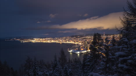 Vista-Panorámica-De-La-Ciudad-De-Trondheim-Desde-El-Bosque-Con-Pinos-Nevados-En-Ila,-Noruega