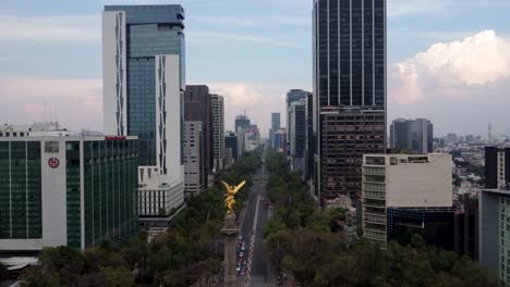 Engel-Der-Unabhängigkeit-Mit-Blick-Auf-Die-Paseo-De-La-Reforma-Avenue,-Von-Hinten-Gesehen,-Mexiko-stadt