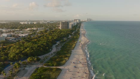 Luft-Nach-Vorne-über-Miami-Beach,-Florida