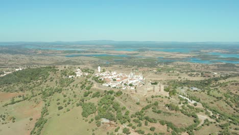 Castillo-De-Monsaraz-Con-Pueblo,-Monumento-Nacional-De-Portugal,-Tiro-Orbital