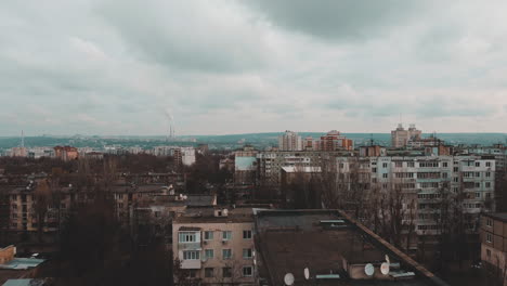 Drohne-Fliegt-über-Den-Dächern-In-Chisinau,-Moldawien