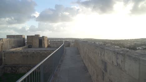 Defensive-Cittadella-Festungsmauer,-Die-An-Einem-Sonnigen-Wintertag-Auf-Der-Insel-Gozo-Zum-Wachturm-Führt