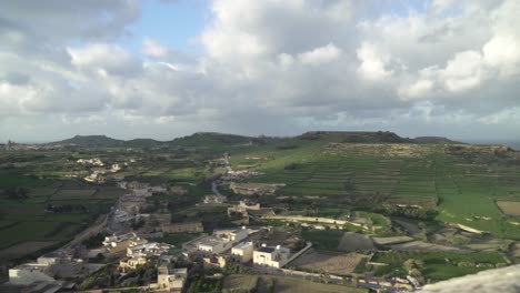 Schneller-Panoramablick-Auf-Die-Insel-Gozo-Mit-Blick-Von-Den-Festungsmauern-Von-Cittadella