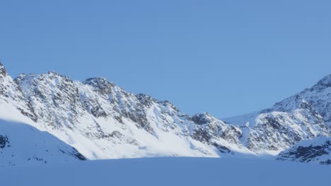 Crestas-Rocosas-Y-Picos-Nevados,-En-Lo-Alto-De-Las-Montañas-Del-Tirol---Vista-Panorámica