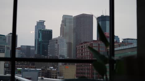 Skyline-Von-Minneapolis-Durch-Die-Fenster-Eines-Eigentumswohnungsgebäudes-In-Der-Innenstadt