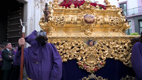 Büßer-Tragen-Das-Bild-Jesu-Christi-Während-Der-Feierlichkeiten-Der-Karwoche-In-Cádiz,-Spanien