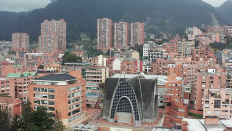 Reenvío-Aéreo-Sobre-Bogotá,-La-Capital-Y-La-Ciudad-Más-Grande-De-Colombia-Con-La-Vista-De-La-Cordillera-Al-Fondo-En-Un-Día-Nublado