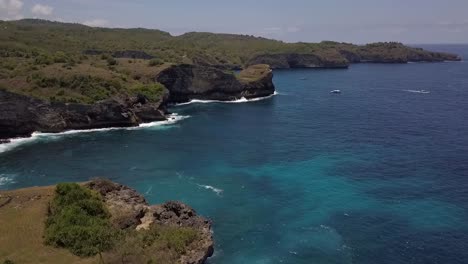 Vista-Aérea-Más-Tranquila-Panorama-De-Vuelo-Descripción-General-Tiro-De-Drone-De-Playa-Rota-En-Nusa-Penida-En-Bali-Indonesia-Isla-Tropical-Con-Olas-De-Agua-Turquesa-Acantilados-Rocosos