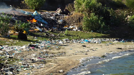 Müllhaufen,-Der-Am-Rande-Des-Vietnamesischen-Strandes-Verbrannt-Wird