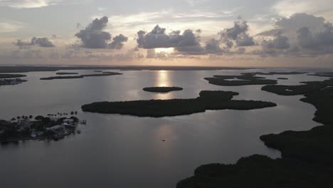 Sonnenuntergang-Luft-Hoch-über-Inseln,-Die-Matlacha-Pass-Aquatisches-Schutzgebiet-Punktieren