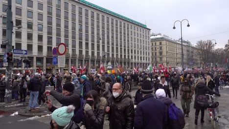 Viele-Menschen-Versammelten-Sich-Im-Ersten-Wiener-Bezirk-Gegen-Coronamaßnahmen