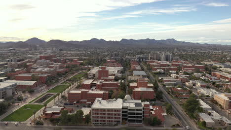 Campus-De-La-Universidad-De-Arizona-Tucson,-Drone-De-Lado