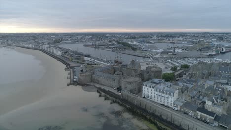 Drone-footage-of-the-Town-Hall-of-Saint-Malo,-Bretagne,-France