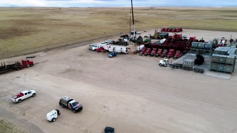 Drone-back-up-to-reveal-a-large-oil-extraction-operation-on-the-plains-of-Eastern-Colorado-2021