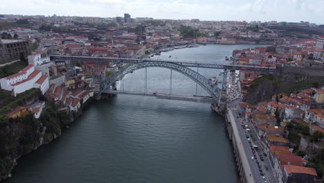Drone-Enthüllen-Aufnahme-Der-Brücke-Dom-Luís-I-–-Doppelstöckige-Metallbogenbrücke-über-Den-Fluss-Douro-Zwischen-Den-Städten-Porto-Und-Vila-Nova-De-Gaia-In-Portugal