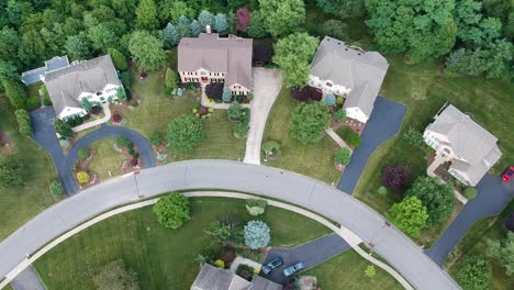 Aerial-footage-of-Scarlett-Dr-of-Upper-st-Clair-Township-in-Pittsburgh,-PA