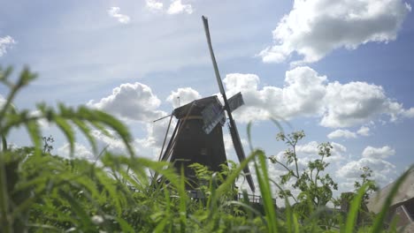 Vrouwgeestmolen-Windmühlen-Der-Niederlande---Schuss-Nach-Oben-Kippen