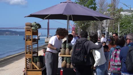 Street-stall-selling-pineapples,-Avenida-Ribeira-was-Naus,-Lisboa