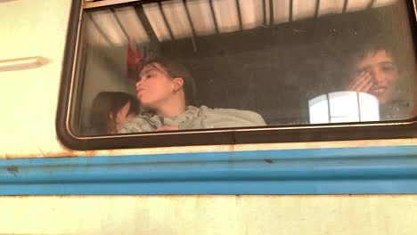 Ukrainische-Flüchtlingskinder-In-Einem-Zug-Bereit,-Den-Lemberger-Bahnhof-Zu-Verlassen,-Um-Sich-Vor-Dem-Krieg-Mit-Russland-In-Sicherheit-Zu-Bringen