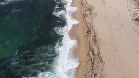 Arial-Shot-Fliegen-Entlang-Eines-Strandes-Und-Meereswellen