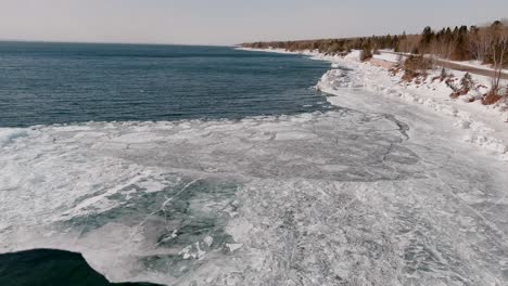 Überführungsansicht-Der-Duluth-Eisplatten-Im-Lake-Superior,-Minnesota