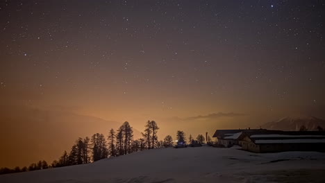 Dramatische-Nachtszene-Mit-Fliegenden-Sternen,-Kometen-Und-Meteoren-Am-Dunklen-Himmel-In-Berglandschaft,-Zeitraffer---Schöne-Milchstraßengalaxie-Während-Staubiger-Tage-Auf-Berggipfeln-Im-Winter
