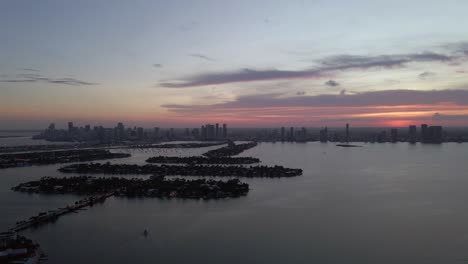 Farbenfroher-Sonnenuntergangsschwenk-über-Die-Venezianische-Biscayne-Bay-In-Die-Innenstadt-Von-Miami