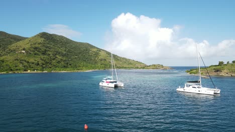 Yates-En-Catamarán-En-Diamond-Cay,-Cerca-De-Foxy&#39;s-Taboo