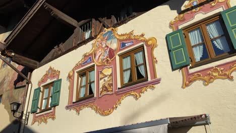 Historisches-Gebäude-Mit-Farbenfrohen-Wandmalereien-In-Der-Altbayerischen-Stadt-Mittenwald-In-Deutschland