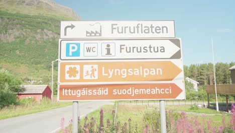 Señales-De-Tráfico-Erigidas-En-Las-Carreteras-Laterales-En-Lyngsdalen-Noruega