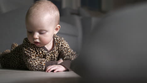 Baby-In-Süßer-Strampler-Kleidung-Rollt-In-Häuslicher-Umgebung-Auf-Dem-Boden