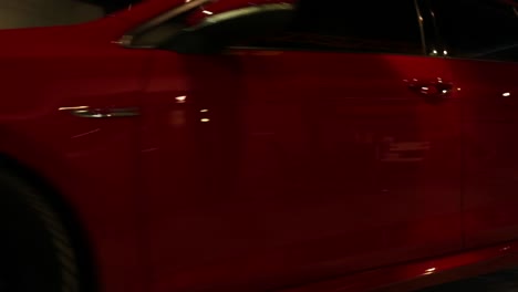 Red-Hot-Rod-Volkswagen-Golf-GTI-Sport-Performance-Auspuff-Modifiziertes-Auto-In-Der-Garage-Gefahren