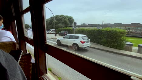 Aus-Sicht-Des-Pendlers-Auf-Die-öffentliche-Fahrbahn-Und-Andere-Passagiere-In-Einem-Lokomotivtransport-In-Porto,-Portugal-Während-Einer-Pandemie