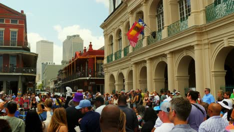 Zuschauer-Beobachten-Straßenmusiker,-Die-Jackson-Square-New-Orleans-Aufführen