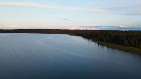 Impresionante-Lago-Cobb-Rodeado-Por-Un-Vasto-Y-Denso-Bosque-En-El-Campo-De-La-Columbia-Británica,-Canadá