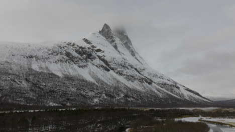 Majestic-Snowy-View-Of-The-Otertinden-Mountain-In-Signaldalen,-Norway---panning-wide-shot
