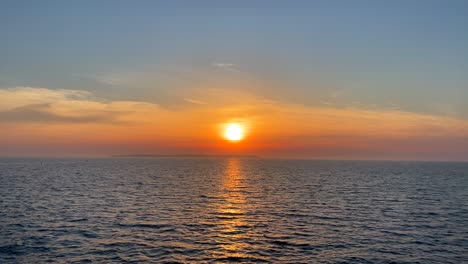 Sonnenuntergang-über-Ruhigem,-Neblichem-Ozean