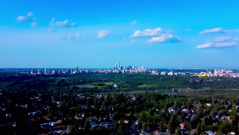 Sonniger-Sommer-Edmonton-Südwest-überführung-Freistehende-Wohnhäuser-Zum-Nordosten-Des-Innenstadtkerns-Hinüber-über-Den-Fluss-Und-Den-Hawrelak-Park