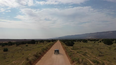 Vehículo-Todoterreno-Que-Pasa-Por-La-Carretera-Del-Desierto-En-El-Parque-Nacional-Escalante-En-Utah