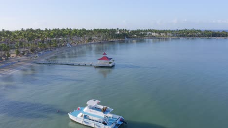 Katamaranboot-Und-Pavillon-An-Der-Küste-Von-Bahia-Principe-Grand-La-Romana-Hotel-Im-Sommer