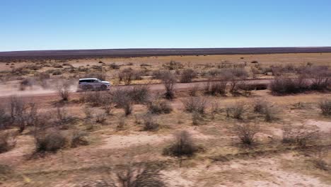 Ein-4x4-safari-auto-Fährt-über-Eine-Lange-Straße-In-Namibia