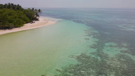 Hermoso-Panorama-De-La-Isla-Maldiva-Con-Una-Orilla-Arenosa-Y-Agua-Turquesa