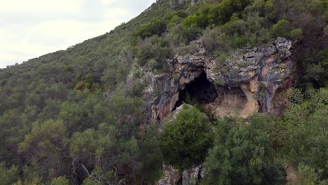 1-Million-$-Lange-Luftbild-Drohnenaufnahmen-Aus-Einer-Großen-Entdeckerhöhle-In-Einem-Berg-In-Der-Wilden-Abenteuernatur-Korfu-In-Griechenland