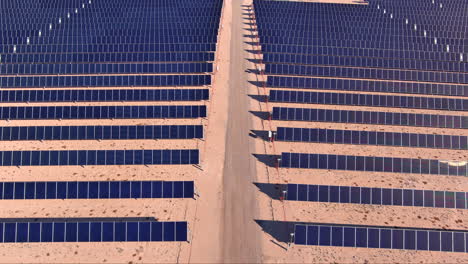 Toma-Aérea-De-Una-Línea-De-Paneles-Solares-En-Una-Granja-Solar-En-Arizona