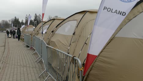 Zelte-Eines-Basislagers-Für-Ukrainische-Flüchtlinge-In-Medyka,-Polen